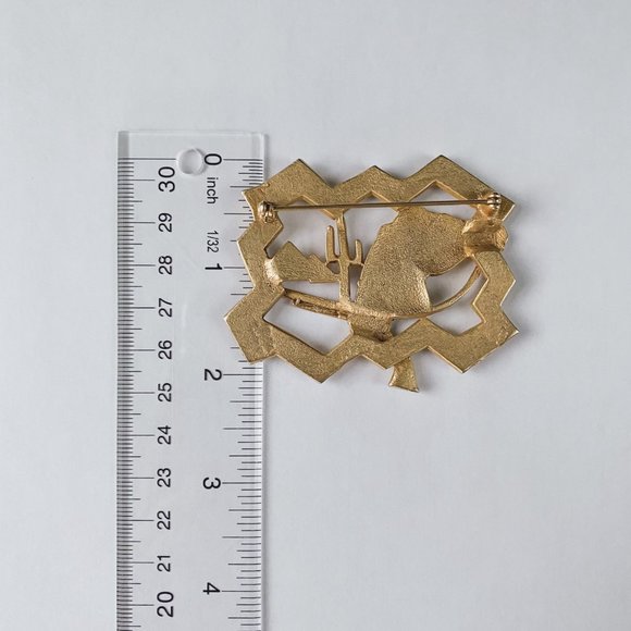 Vintage Western Cowboy Desert Horse Gun Gold Wash Rectangular Framed Brooch - Picture 6 of 6